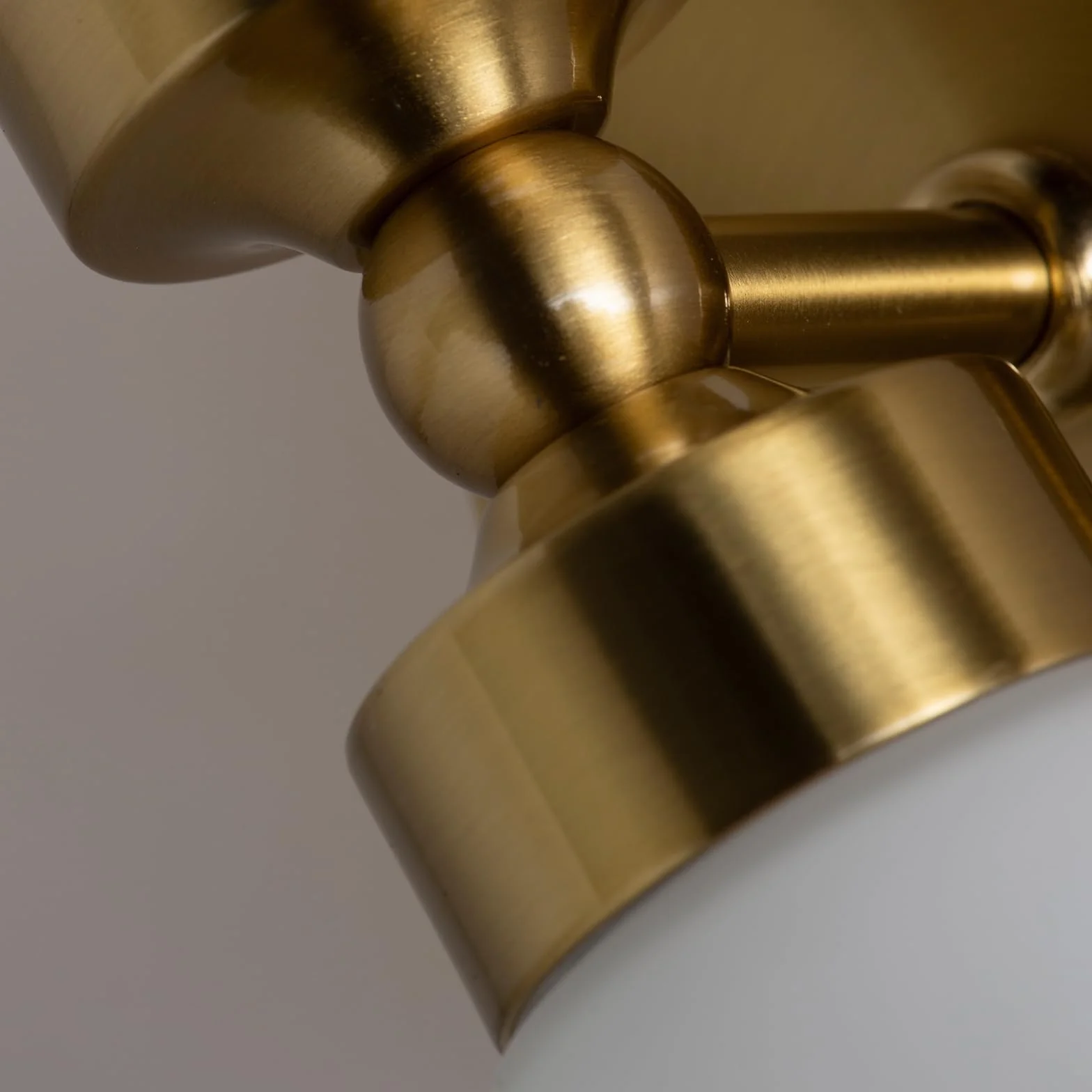 Alpinaluz Aplique de Pared para Baño dos focos E14 Cristal Opal Blanco Metal Dorado IP44