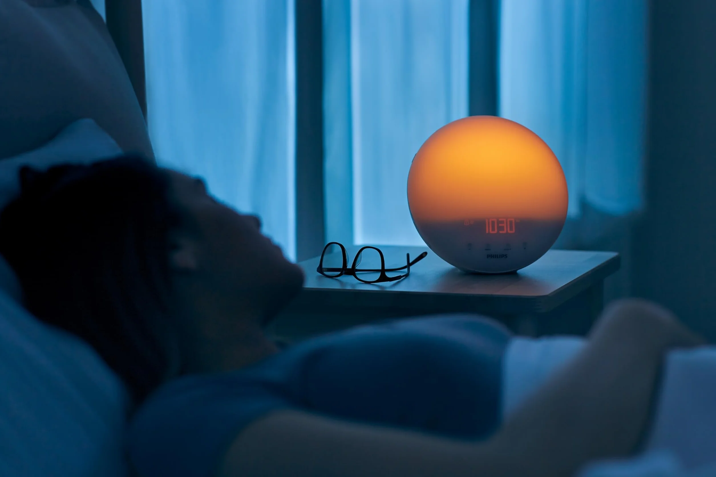 PHILIPS HF3519/01 Despertador de luz con simulación del amanecer, Radio FM, lámpara de lectura, 5 sonidos naturales, Alarma diferida