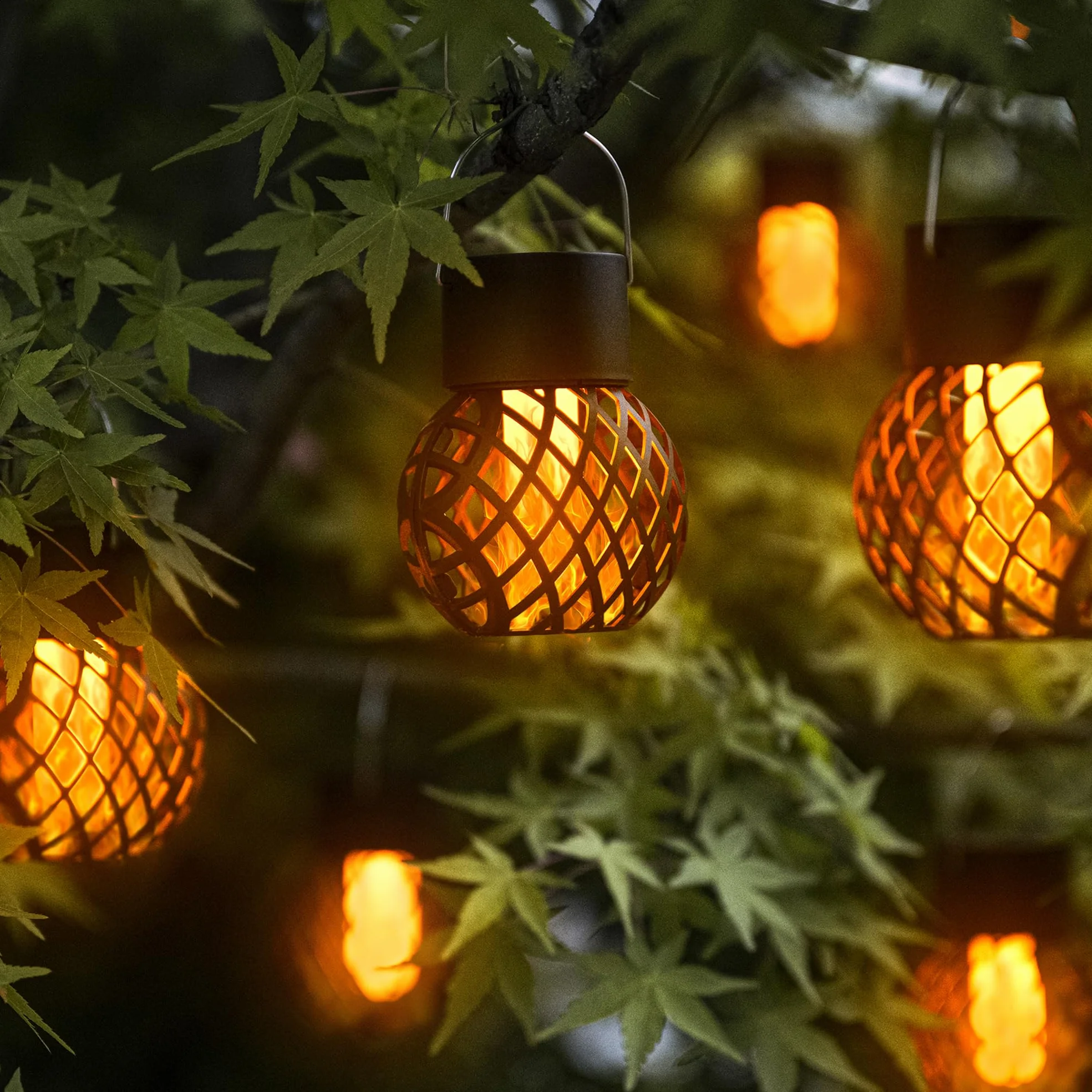 GIGALUMI Paquete de 8 luces solares colgantes de llama parpadeante, luces solares impermeables para jardín, patio, valla, árbol