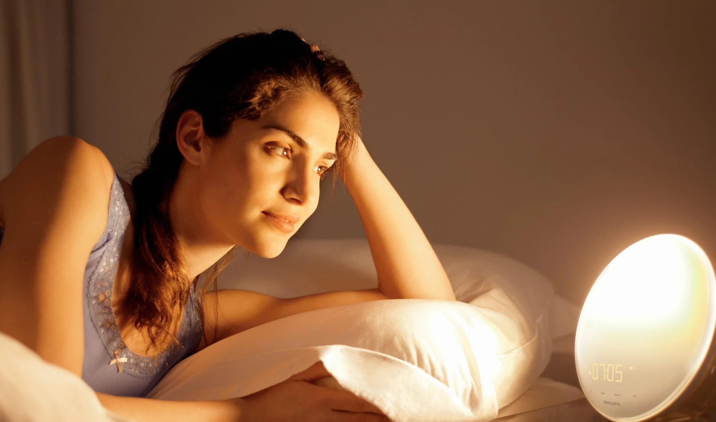 PHILIPS HF3519/01 Despertador de luz con simulación del amanecer, Radio FM, lámpara de lectura, 5 sonidos naturales, Alarma diferida