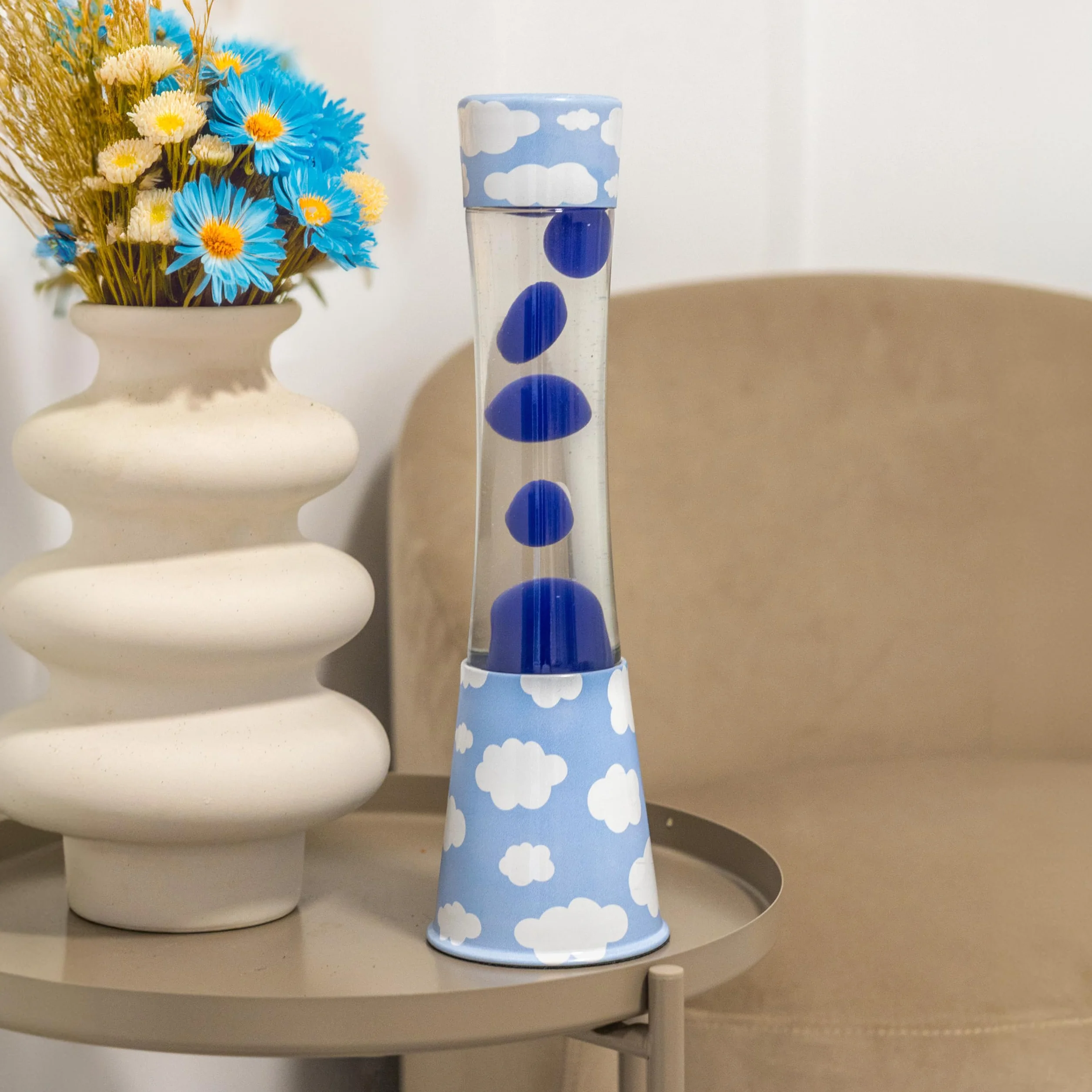 Fisura - Lámpara de lava "nubes". Base con estampado de nubes, líquido transparente y lava azul. Lámpara efecto relajante. Con bombilla de repuesto. 11 cm x 11cm x 39,5 cm.
