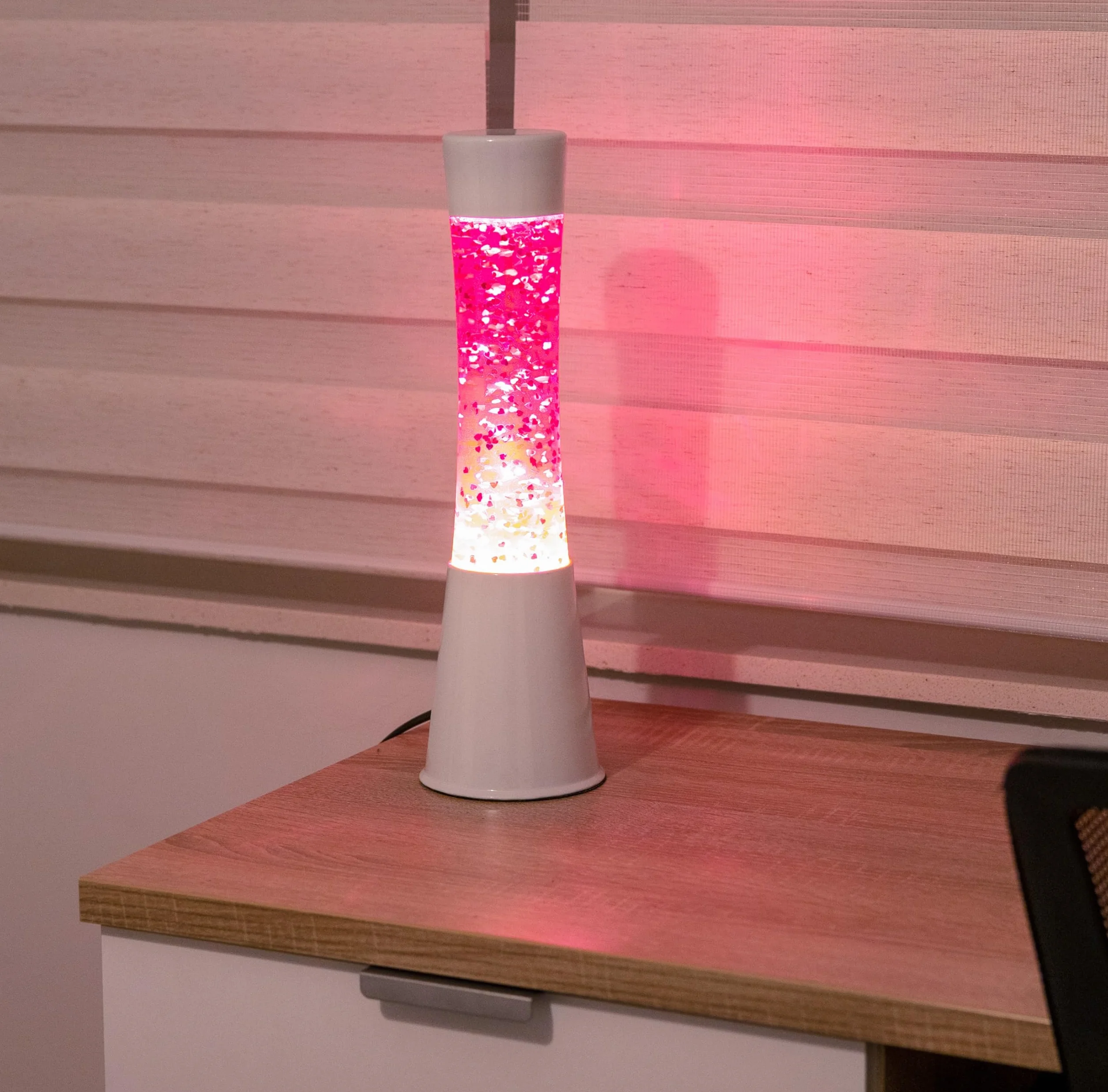 Fisura - Lámpara de lava rosa. Base blanca, líquido rosa y purpurina de corazones. Lámpara efecto relajante. Con bombilla de repuesto. 11 cm x 11cm x 39,5 cm.