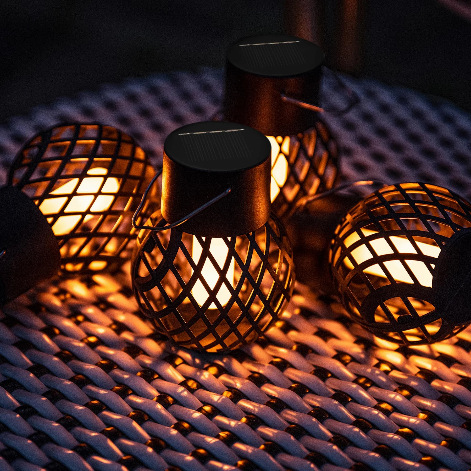 GIGALUMI Paquete de 8 luces solares colgantes de llama parpadeante, luces solares impermeables para jardín, patio, valla, árbol