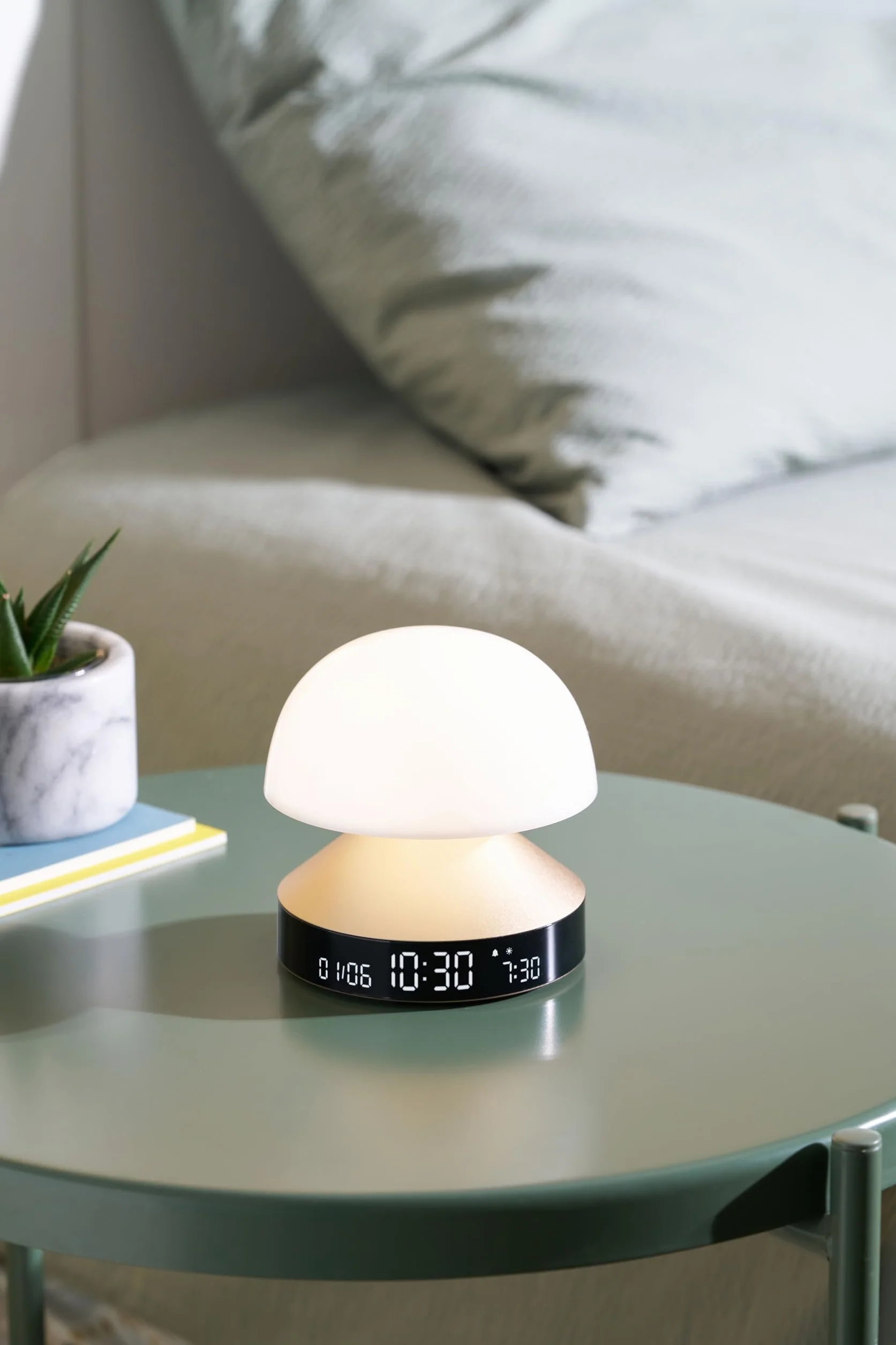 Lexon Mina Sunrise Despertador Luminoso de mañana, simulador de Amanecer y anochecer, 5 Sonidos Naturales, lámpara de Noche LED, luz Nocturna y Terapia de luz - Oro Suave